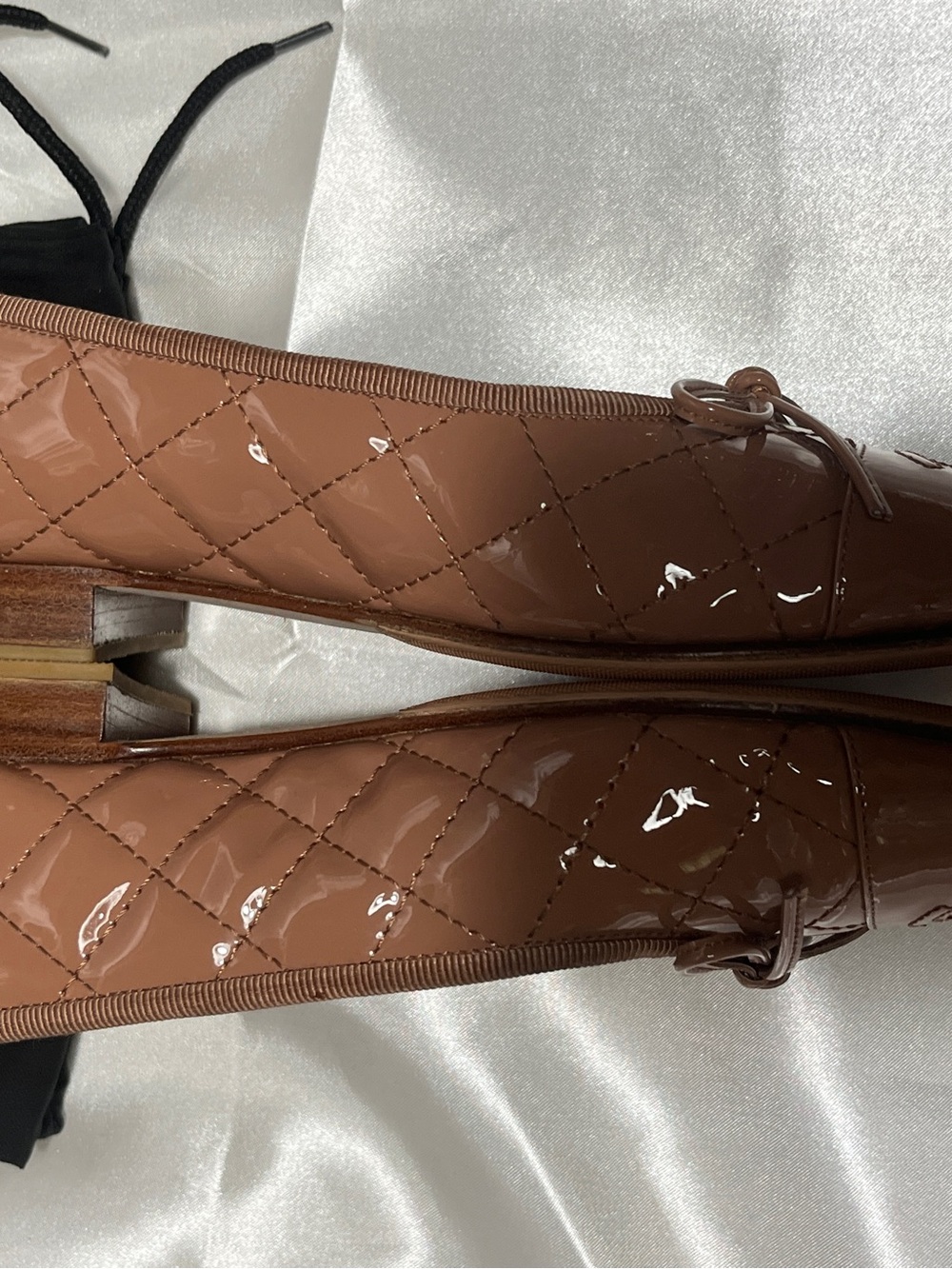 CHANEL Brown Patent Leather Quilted Ballet Flats with Bow - Picture 4 of 10